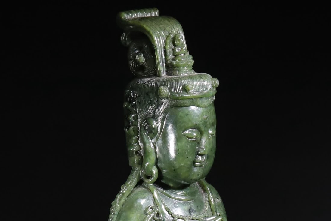 A standing statue of Jasper Guanyin Bodhisattva in the Qing Dynasty: Jasper Guanyin Bodhisattva Statue This statue is carved from Hetian jasper in a circle, the jade is condensed and green, the texture is dense and heavy, the natural ink texture adds a simple charm, th