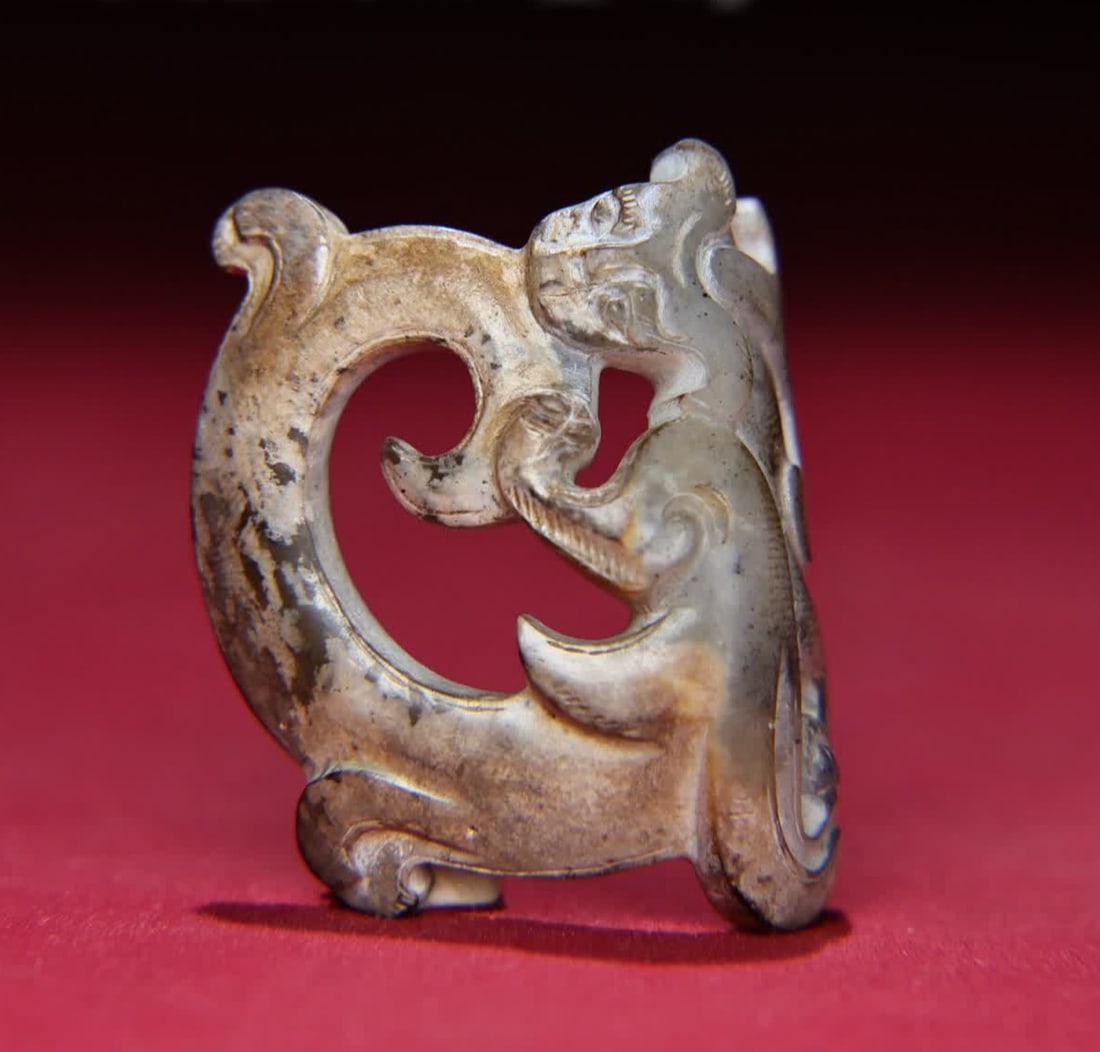 A Han Dynasty jade gray leather Qin special-shaped dragon pendant: Han Dynasty jade gray skin Qin special-shaped dragon pendant SIZE: 40x32x16mm W:15g (The Dimensions Of All Batches Are Manually Measured.If You Need More Detailed Information, Please Contact Our Custo