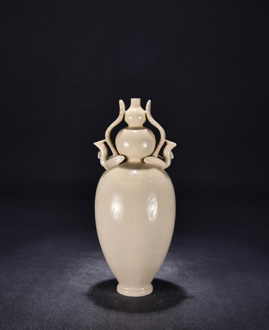 A Song Ding kiln carved vase: Song Ding kiln carved vase SIZE: H:34cm W:15cm (The Dimensions Of All Batches Are Manually Measured.If You Need More Detailed Information, Please Contact Our Customer Service Before Bidding.)