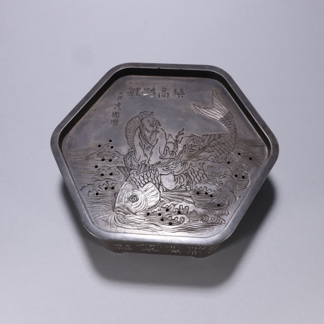 A tin carved piano high spanning carp tea plate: The tin carved piano spans the carp tea plate SIZE: H:5.7cm W:17.7cm W:1610g (The Dimensions Of All Batches Are Manually Measured.If You Need More Detailed Information, Please Contact Our Customer Ser