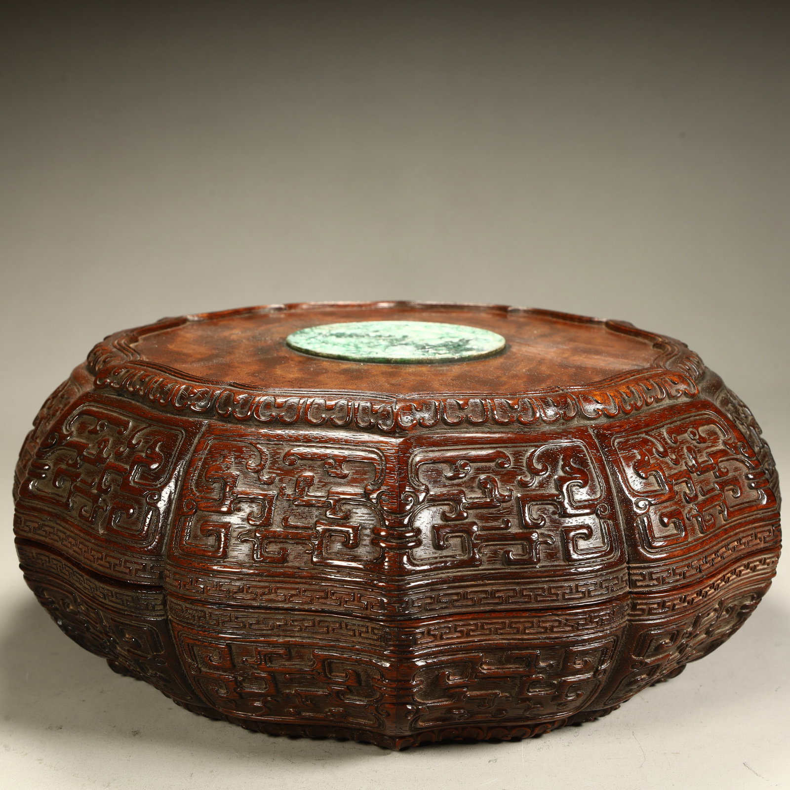 A Qing Dynasty mahogany inlaid jade Kui dragon pattern multi-edged lid box: Qing Dynasty mahogany inlaid jade Kui dragon pattern multi-edged lid box SIZE: H:10.5cm L:17cm W:17cm W:1100g (The Dimensions Of All Batches Are Manually Measured.If You Need More Detailed Information