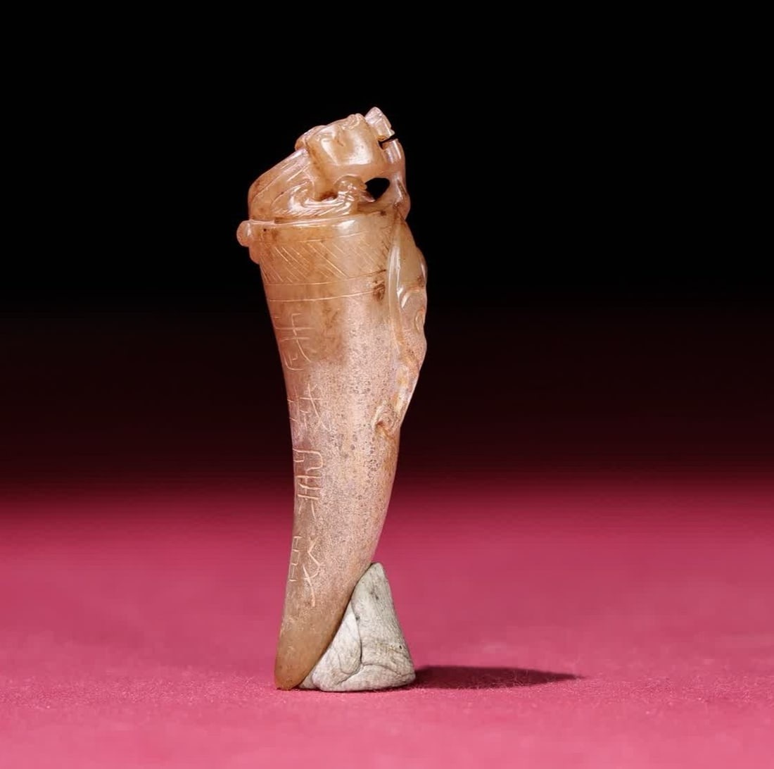 A Han Dynasty jade dragon dragon tooth ornament: Han Dynasty jade dragon dragon tooth ornament SIZE: 57x17x15mm W:14g (The Dimensions Of All Batches Are Manually Measured.If You Need More Detailed Information, Please Contact Our Customer Service Bef