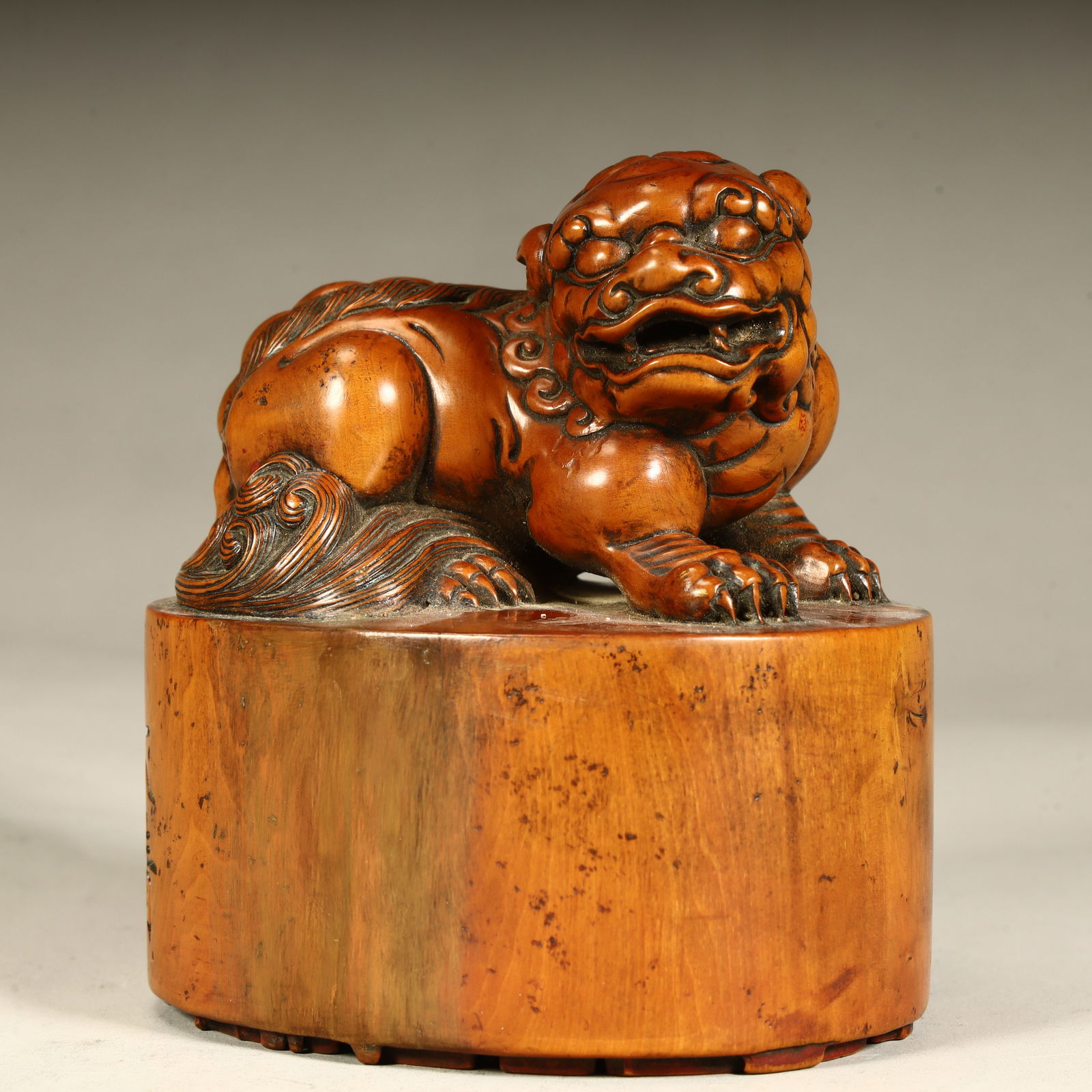 A Qing Dynasty boxwood auspicious beast button seal: Qing Dynasty boxwood auspicious beast button seal quantity SIZE: H:11cm L:10cm W:8cm W:425g (The Dimensions Of All Batches Are Manually Measured.If You Need More Detailed Information, Please Contact O