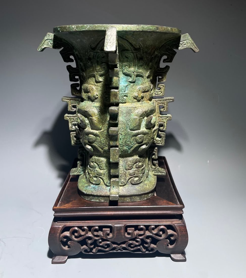 A bronze of the Zhou Dynasty: Zhou Dynasty bronzes SIZE: H: 13.5cm mouthD: 10cm Bottom diameter 6.5cm (The Dimensions Of All Batches Are Manually Measured.If You Need More Detailed Information, Please Contact Our Customer Service