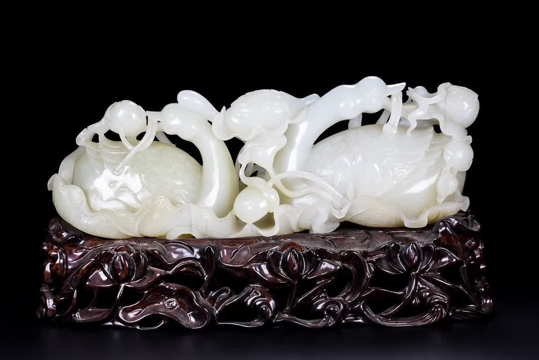 A Qing Dynasty jade goose: Qing Dynasty jade goose SIZE: L:32cm W:12cm H:12cm W:3333g (The Dimensions Of All Batches Are Manually Measured.If You Need More Detailed Information, Please Contact Our Customer Service Before Biddin