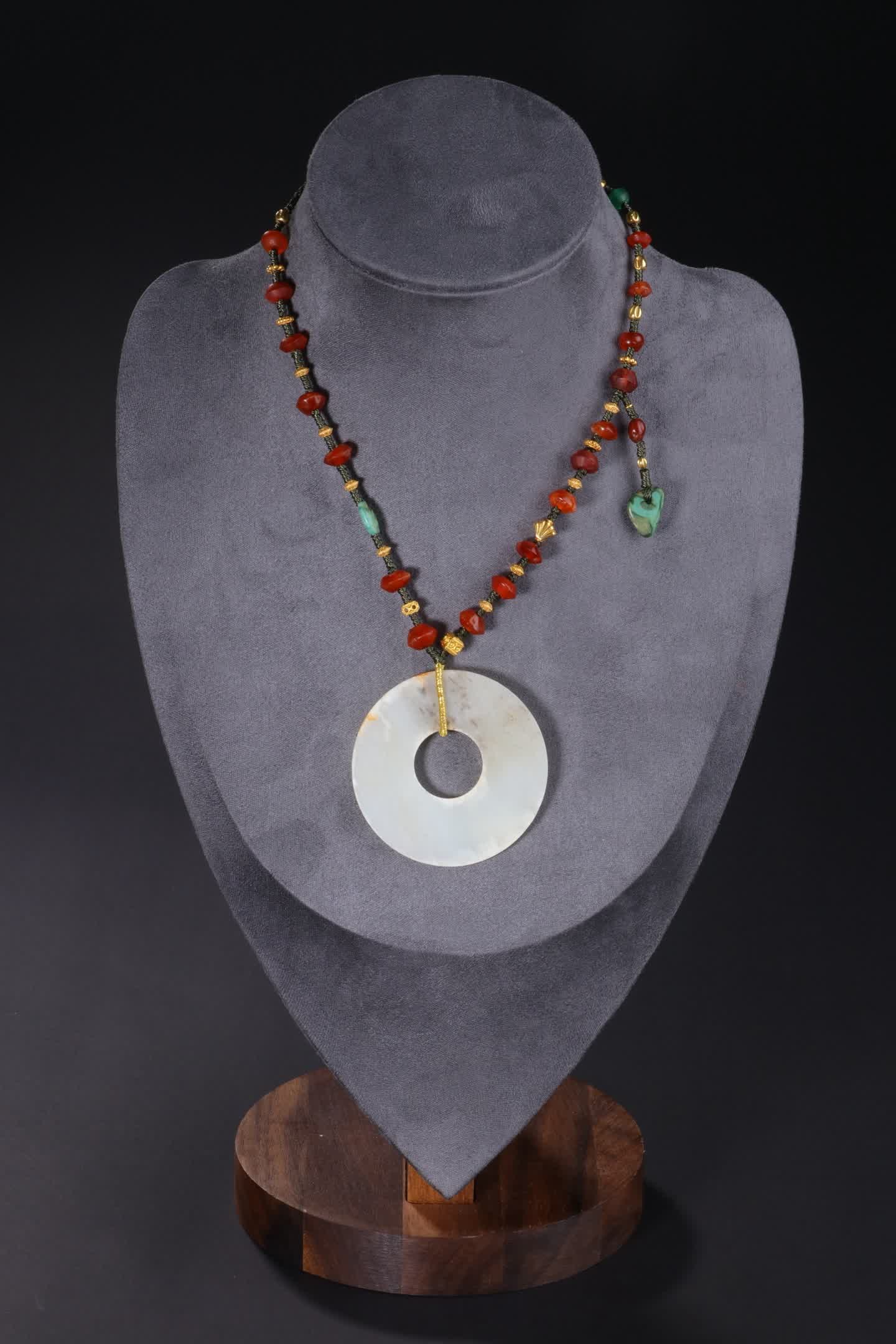 A Qijia culture jade wall with thousand-year-old agate butterfly beads and a 24K gold necklace: Qijia culture jade wall with thousand-year-old agate butterfly beads and 24K gold necklace SIZE: D: Approx. 8cm (The Dimensions Of All Batches Are Manually Measured.If You Need More Detailed Informati