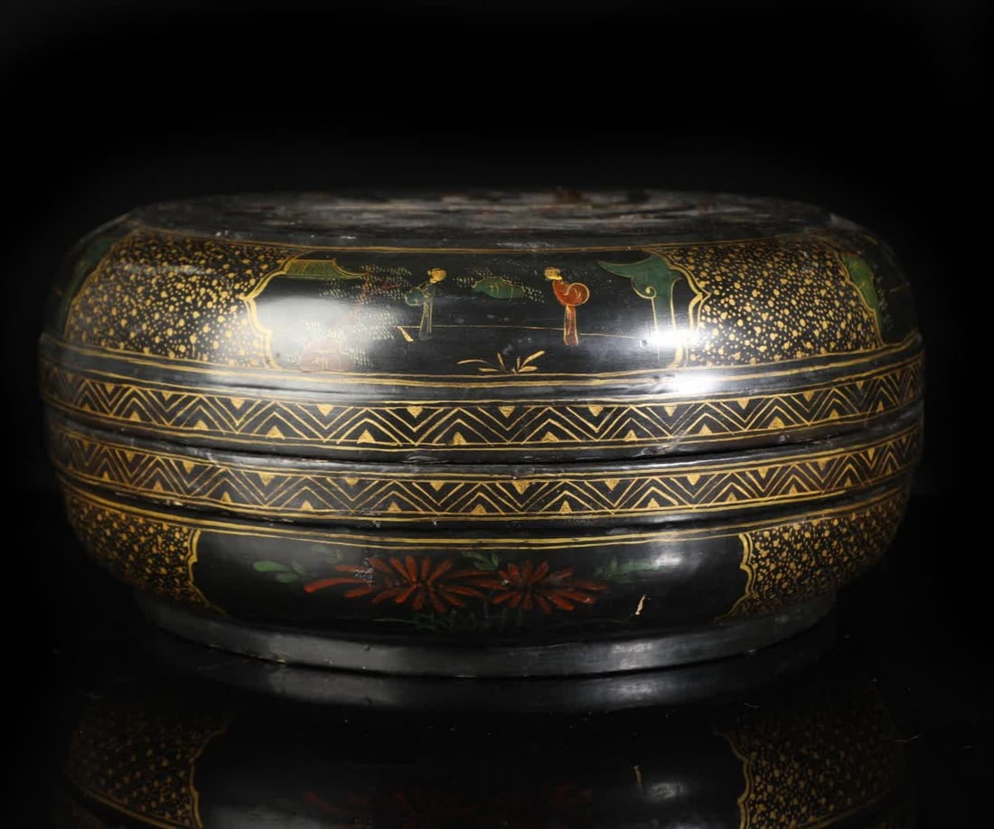 A Qing Dynasty lacquerware box: Qing Dynasty lacquerware box SIZE: 16cmx36cm (The Dimensions Of All Batches Are Manually Measured.If You Need More Detailed Information, Please Contact Our Customer Service Before Bidding.)