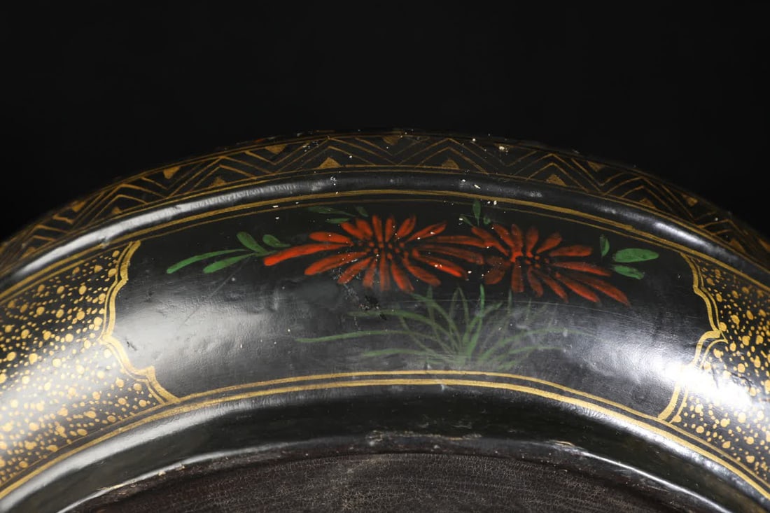 A Qing Dynasty lacquerware box - 6
