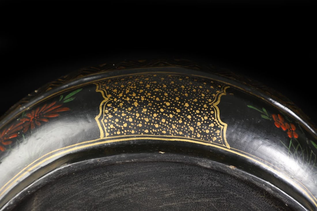 A Qing Dynasty lacquerware box - 7