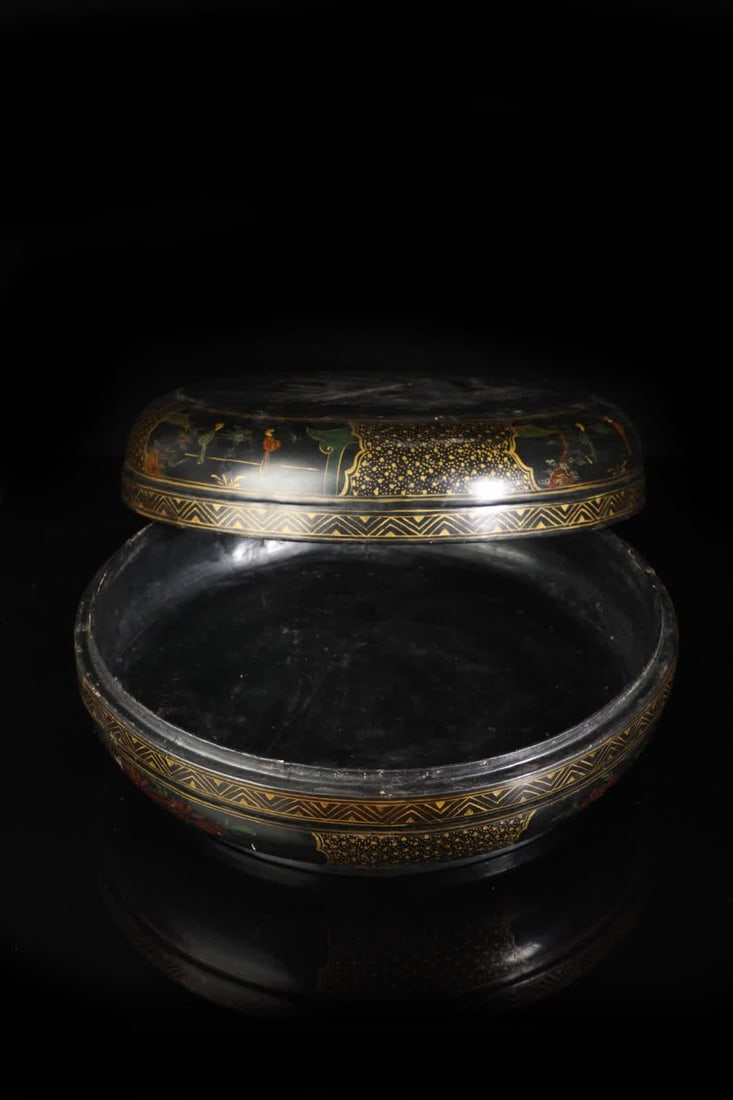 A Qing Dynasty lacquerware box - 8