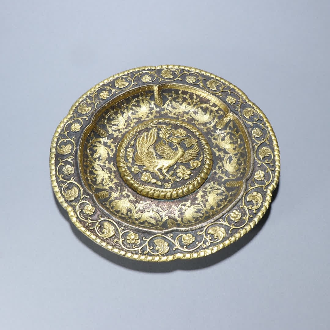 A Song Dynasty copper gilt phoenix pattern plate: Song Dynasty copper gilt phoenix pattern plate SIZE: W:20.5cm W:472.1g (The Dimensions Of All Batches Are Manually Measured.If You Need More Detailed Information, Please Contact Our Customer Service B