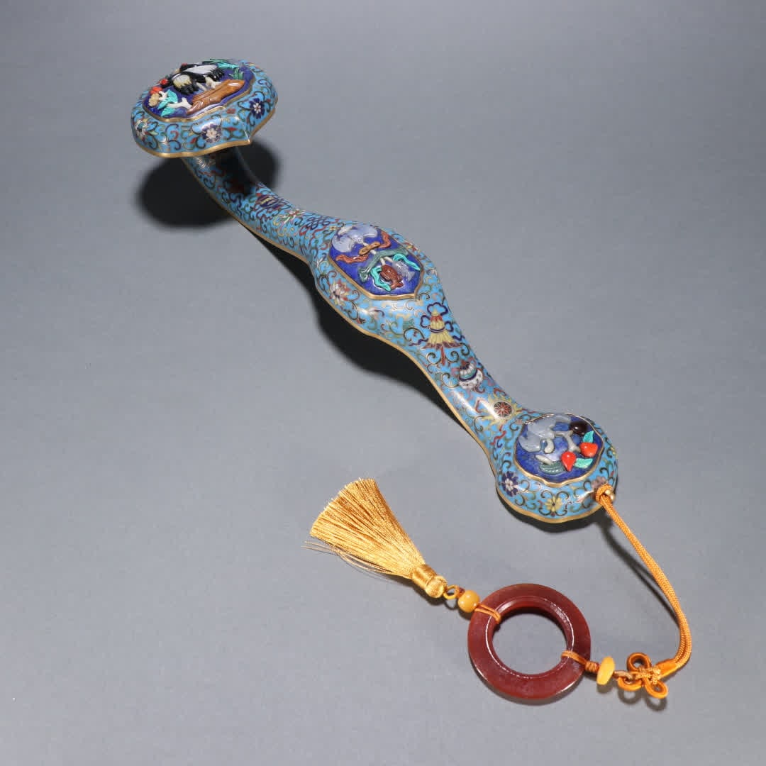 A piece of Qing Dynasty copper gilt cloisonné inlaid with a treasure ruyi handle: Qing Dynasty copper gilt cloisonné inlaid with a hundred treasures ruyi handle SIZE: L:33.5cm W:8.2cm W:593.2g (The Dimensions Of All Batches Are Manually Measured.If You Need More Detailed Informati