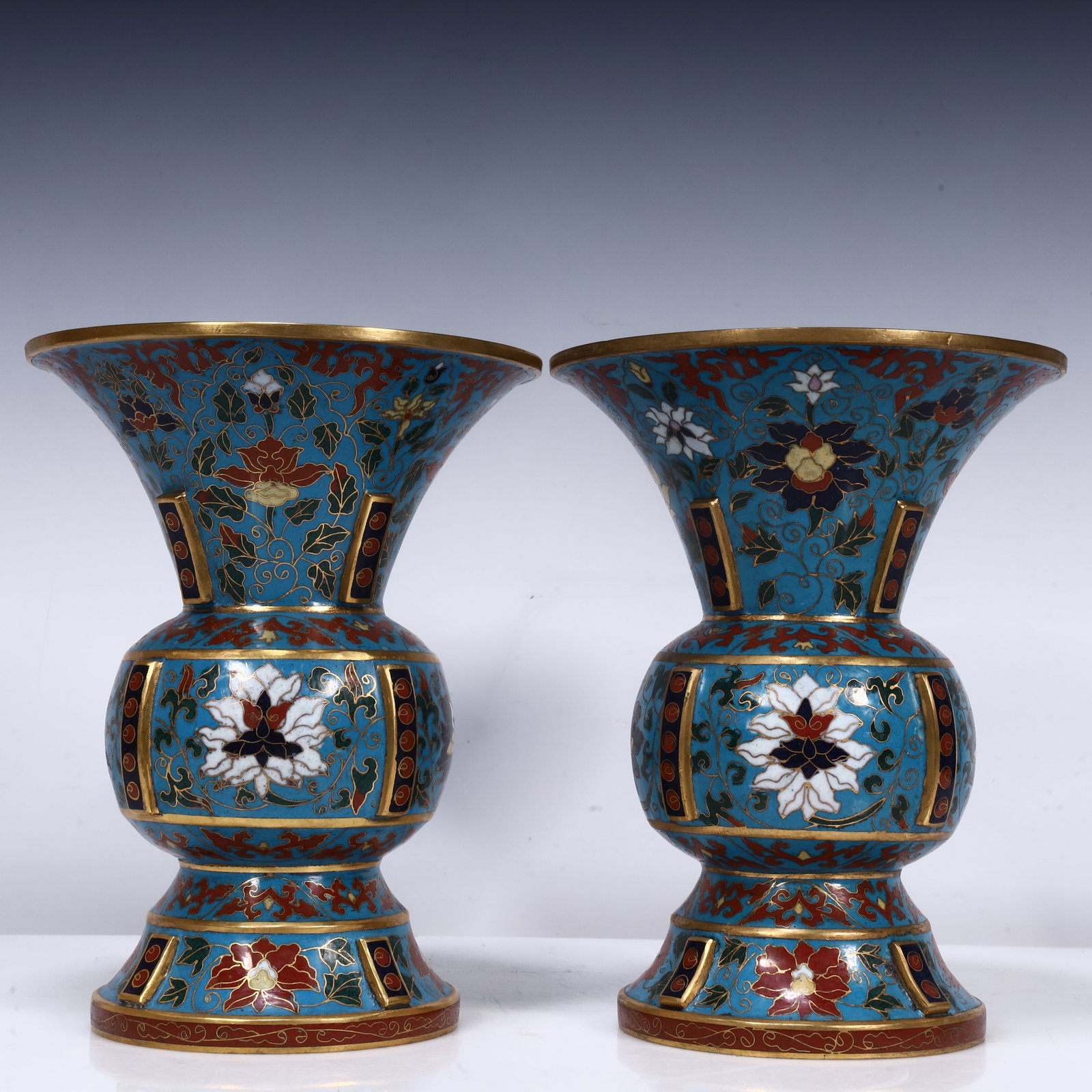 A pair of cloisonné vases: cloisonné vase SIZE: L: 15cm W: 15cm H: 18cm W: 0.9kg (total) (The Dimensions Of All Batches Are Manually Measured.If You Need More Detailed Information, Please Contact Our Customer Service Before Bi