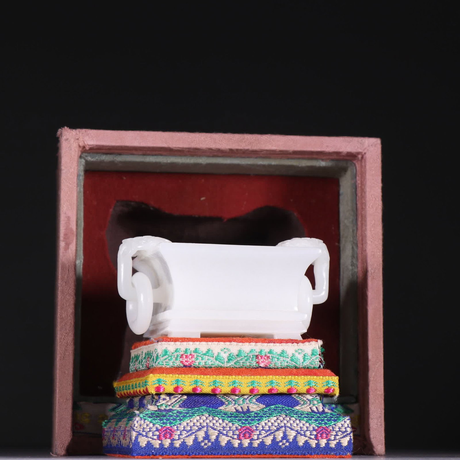 A piece of Qing Dynasty Qing Dynasty Hetian jade double ear ring incense burner: Qing Dynasty Qing Dynasty Hetian jade double ear ring incense burner SIZE: H:4.6cm W:8.3cm W:142.8g (The Dimensions Of All Batches Are Manually Measured.If You Need More Detailed Information, Please C