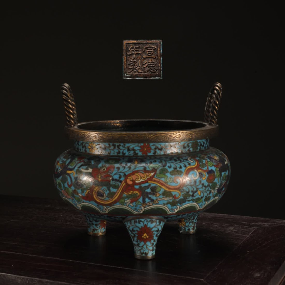 A piece of Ming Dynasty copper tire cloisonné cloisonné enamel cloud dragon pattern rope ear: Ming Dynasty copper tire cloisonné cloisonné enamel cloud dragon pattern rope ear stove [Style] Xuande year system [Details] The rope ear furnace is imitated from the "Li Ying" style cast by Jiang N