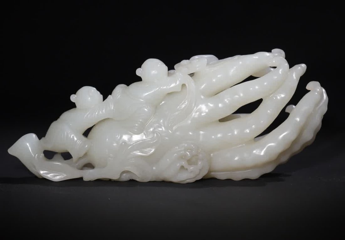 A Qing Dynasty white jade Buddha hand-shaped stationery: Qing Dynasty white jade Buddha's hand-shaped study ware is carefully carved from a whole piece of Hetian white jade, the jade is smooth and delicate, full of oil, the pulp is naturally carved in a cir