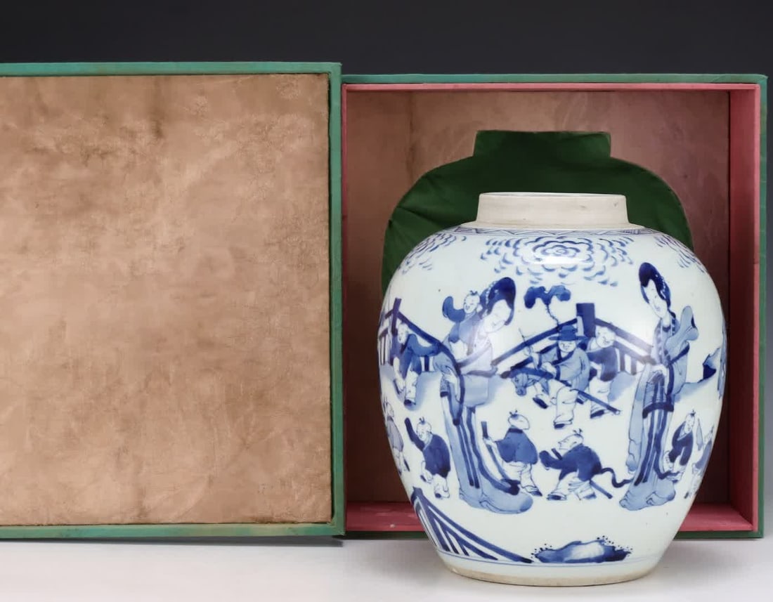 A Qing Kangxi blue and white kneeling concubine godson pattern jar: Qing Kangxi blue and white kneeling concubine godson pattern jar SIZE: H: 22.8cm Abdominal diameter 21cm (The Dimensions Of All Batches Are Manually Measured.If You Need More Detailed Information, Ple