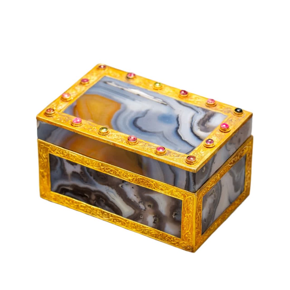 An agate gold-plated box from the Qing Dynasty: Qing Dynasty agate gold-plated box SIZE: L:12cm W:7.8cm H:6.6cm (The Dimensions Of All Batches Are Manually Measured.If You Need More Detailed Information, Please Contact Our Customer Service Before B