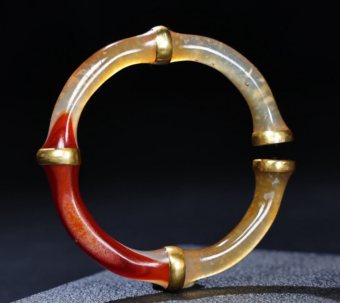 A Han Dynasty agate inlaid bracelet: Han Dynasty agate inlaid bracelets SIZE: 81x9x57mm W:41g (The Dimensions Of All Batches Are Manually Measured.If You Need More Detailed Information, Please Contact Our Customer Service Before Bidding.
