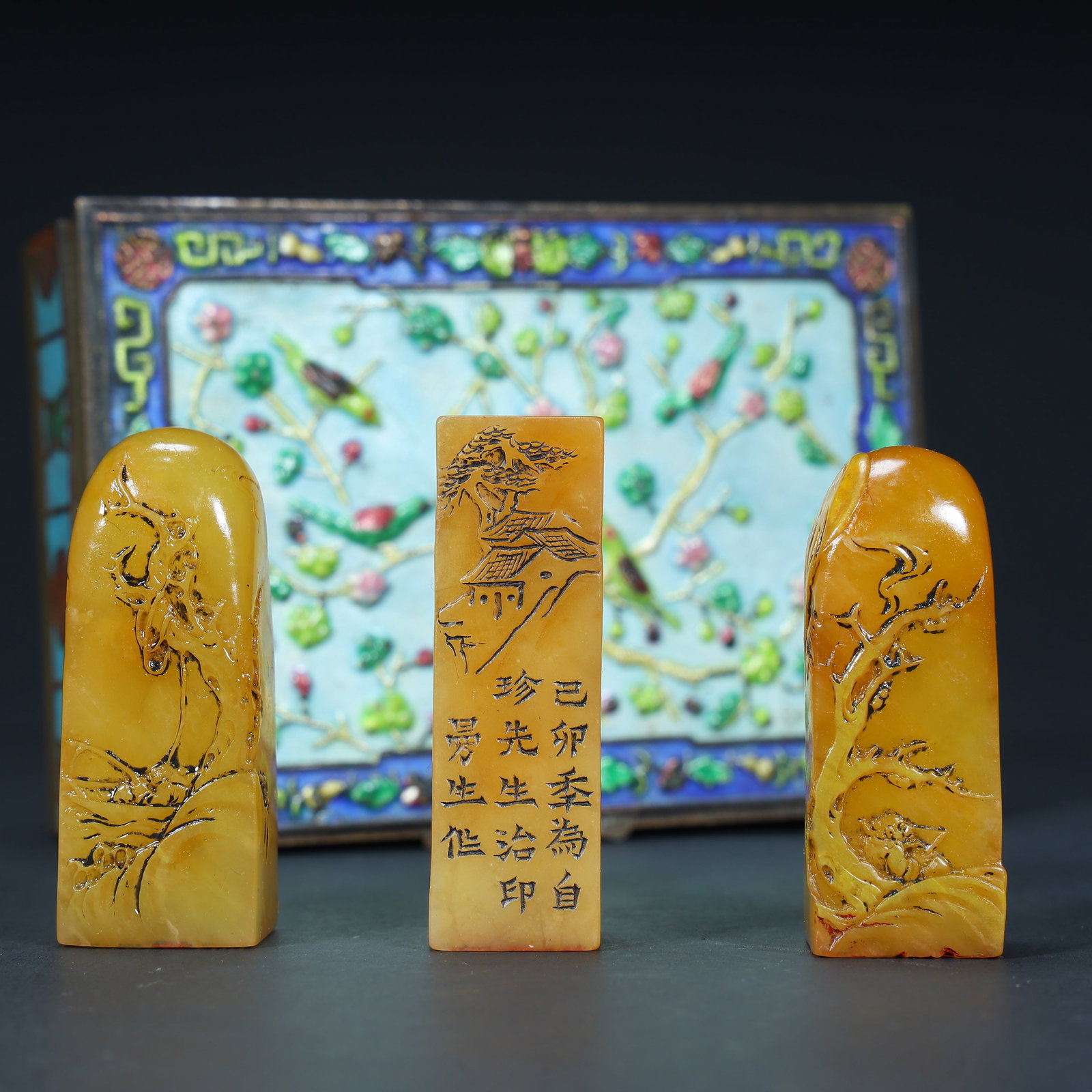 A piece of Qing Dynasty Tian Huangshou Mountain stone seal (with cloisonné enamel colored copper: Qing Dynasty Tian Huang Shoushan stone seal (with cloisonné French enamel colored copper box) SIZE: H: 5.5cm L: 2cm W: 2cm Total W: 134g (The Dimensions Of All Batches Are Manually Measured.If You Ne