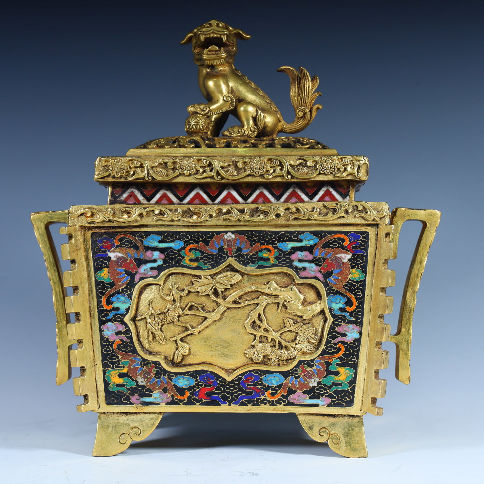 A Qing Dynasty cloisonné gilt lion button square incense burner: Qing Dynasty cloisonné gilt lion button square incense burner SIZE: H:25cm L:25cm W:14cm W:4.2kg (The Dimensions Of All Batches Are Manually Measured.If You Need More Detailed Information, Please Con