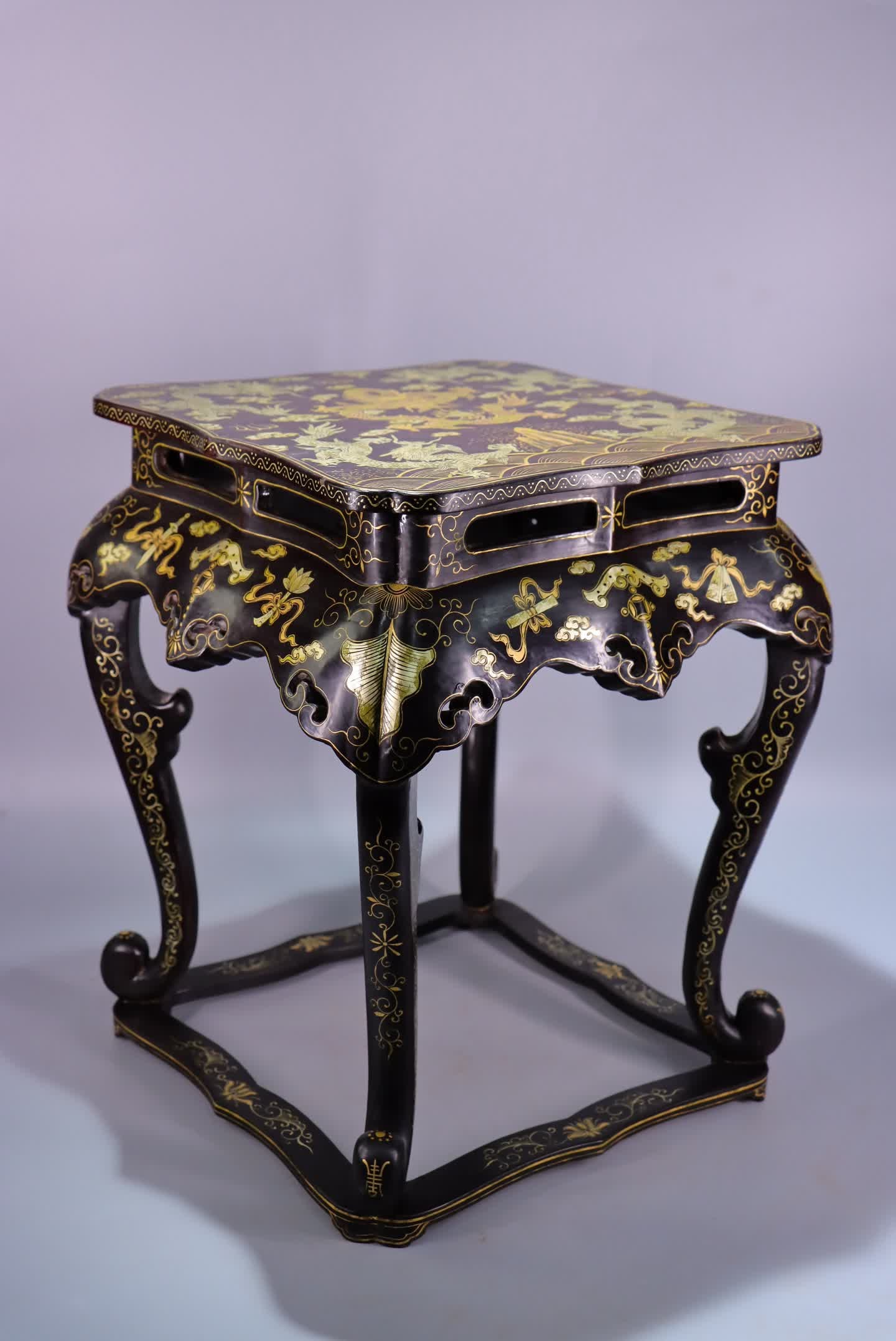 A Qing Dynasty Qianlong year made with large lacquer painted with gold and dark Eight Immortals: Qing Dynasty Qianlong year made large lacquer gold painted dark Eight Immortals dragon pattern flower stand SIZE: H:35.5cm W:27.5cm (The Dimensions Of All Batches Are Manually Measured.If You Need Mor
