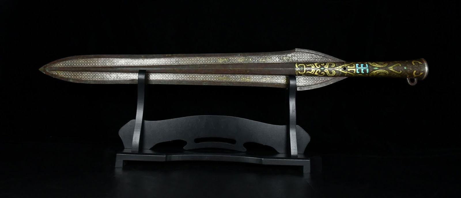 A Warring States bronze Cuojin Cuoyin inlaid turquoise spearhead: Warring States Bronze Cuo Jin Cuo Silver Inlaid Turquoise Spearhead Length: 73 cm Width 8 cm SIZE: L: 73cm W: 8cm Blade 6.5cm W: 2077g (The Dimensions Of All Batches Are Manually Measured.If You Need