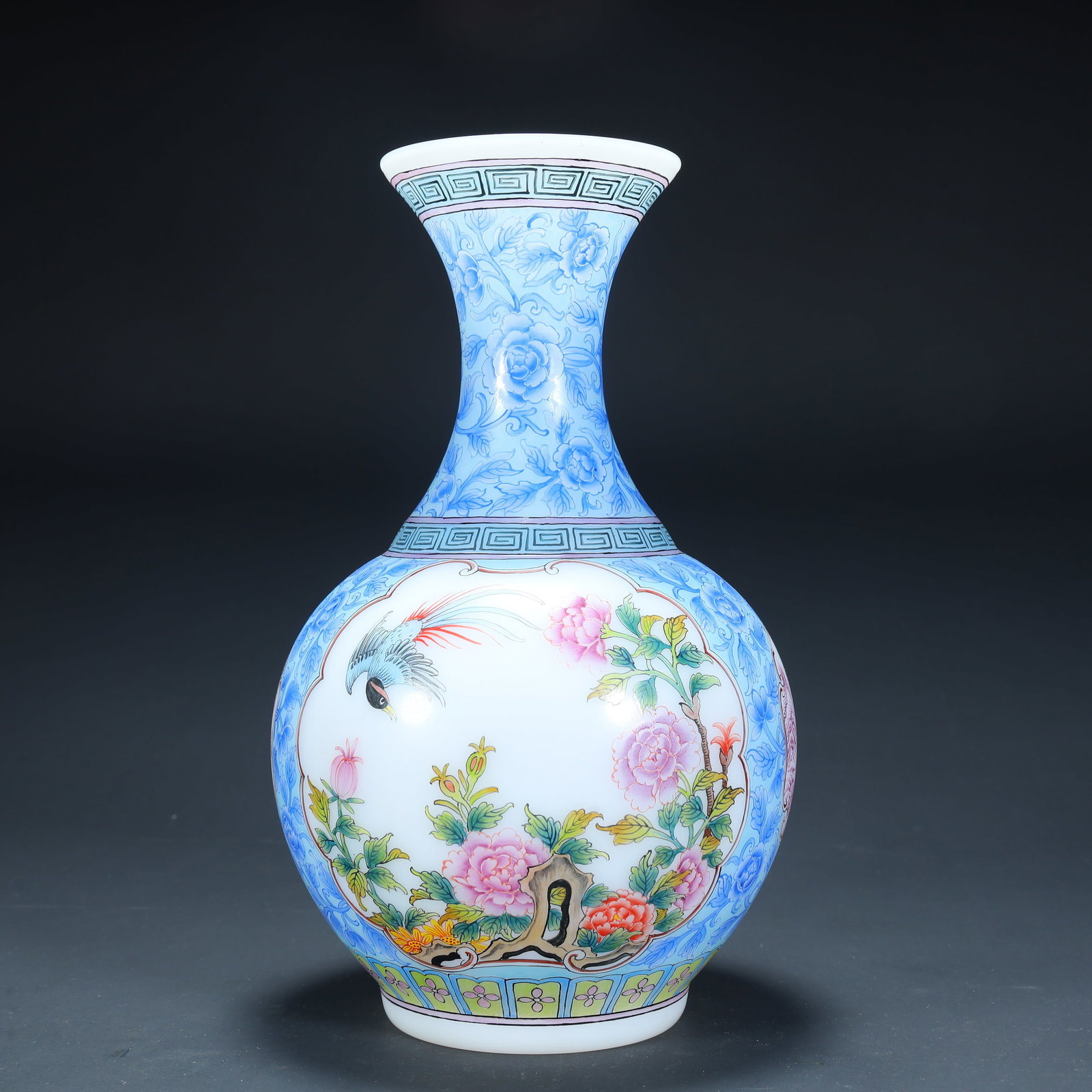 A piece of Qing Dynasty material vessel pastel "Consecrated phoenix wearing peony pattern: Qing Dynasty material pastel "Consecration of the phoenix wearing peony pattern appreciation bottle" SIZE: H:22cm L:13cm W:13cm W:394g (The Dimensions Of All Batches Are Manually Measured.If You Need