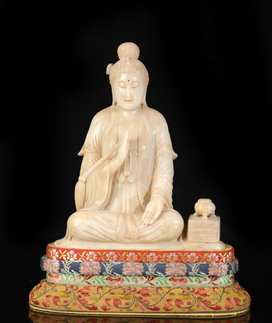A piece of Shoushan stone Guanyin in the Qing Dynasty: Qing Dynasty Shoushan Shiguanyin SIZE: W:1174g 18x14.5x7cm (The Dimensions Of All Batches Are Manually Measured.If You Need More Detailed Information, Please Contact Our Customer Service Before Biddin