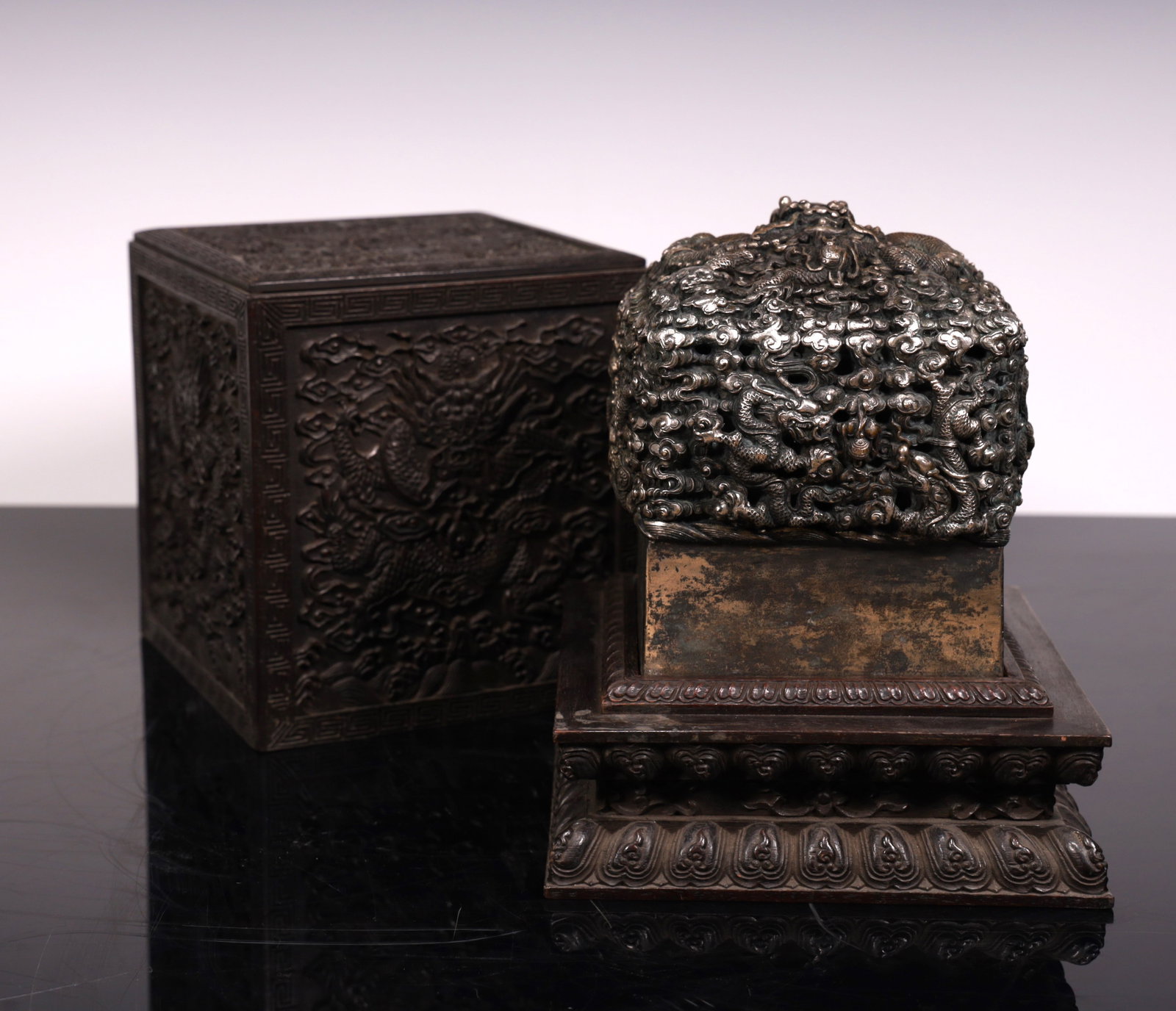 A Qing Dynasty sterling silver dragon seal: Qing Dynasty sterling silver dragon seal L:12cm W:11.8cm H:13.5cm W:9.8kg (The Dimensions Of All Batches Are Manually Measured.If You Need More Detailed Information, Please Contact Our Customer Servic