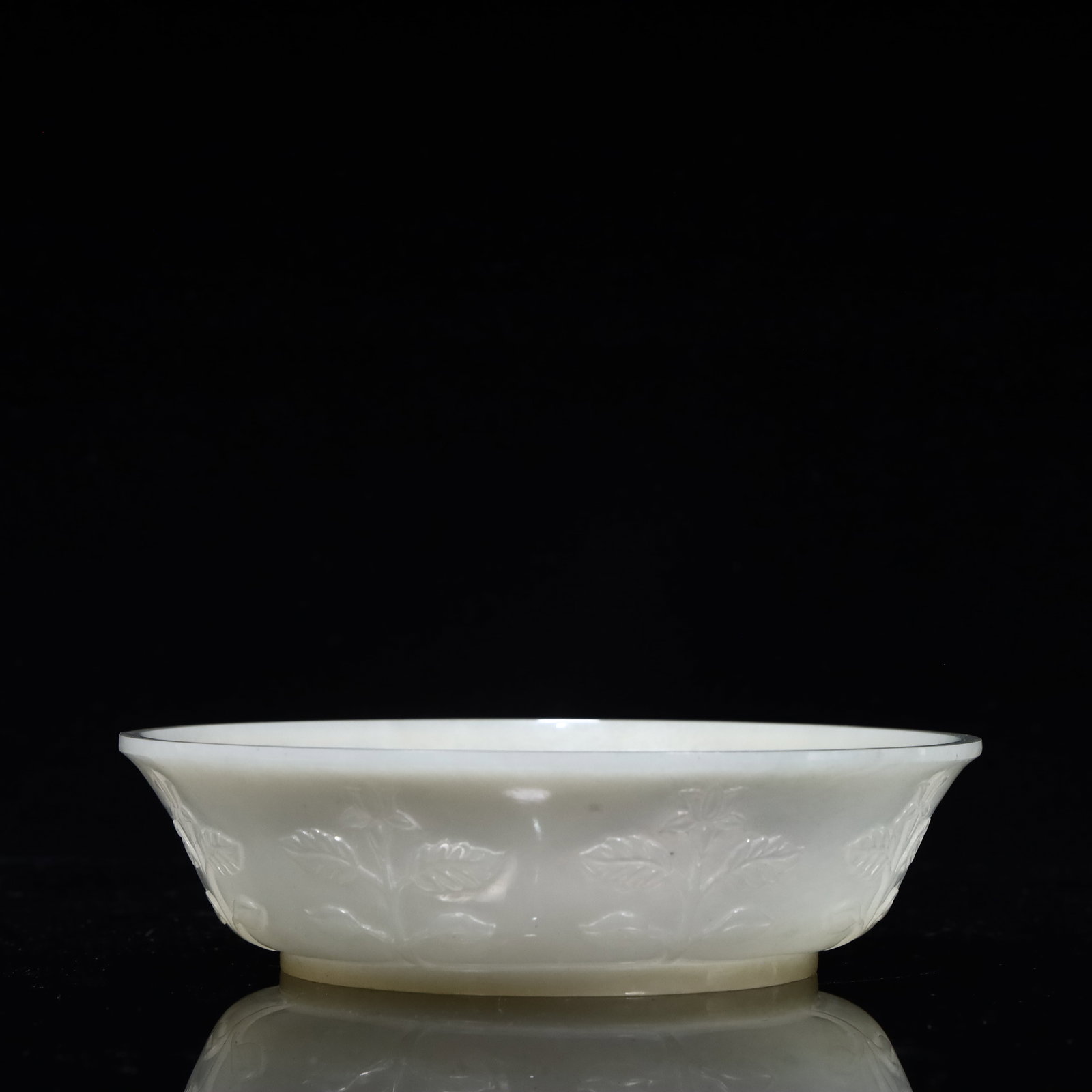A Hetian jade plate: Hetian jade plate SIZE: L:13cm W:13cm H:3cm W:191g (The Dimensions Of All Batches Are Manually Measured.If You Need More Detailed Information, Please Contact Our Customer Service Before Bidding.)