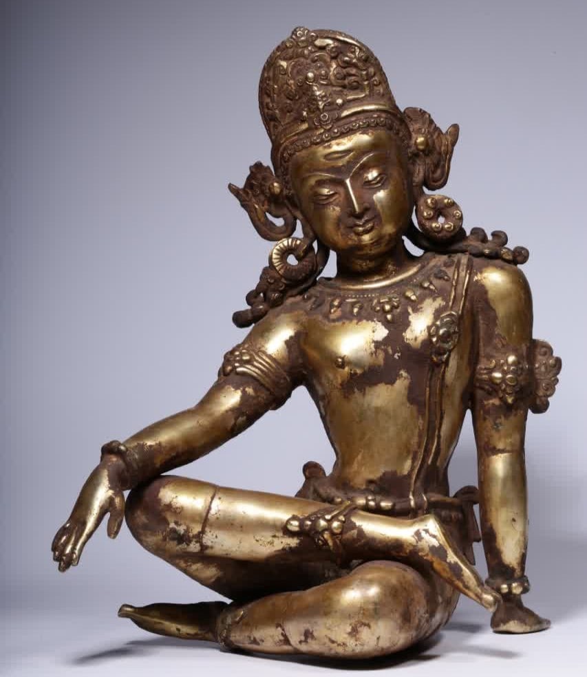 A Qing Dynasty bronze gilt free Guanyin seated statue: Qing Dynasty copper gilt free Guanyin seated statue SIZE: H:32.5cm L:22cm W:20cm W:3968g (The Dimensions Of All Batches Are Manually Measured.If You Need More Detailed Information, Please Contact Our