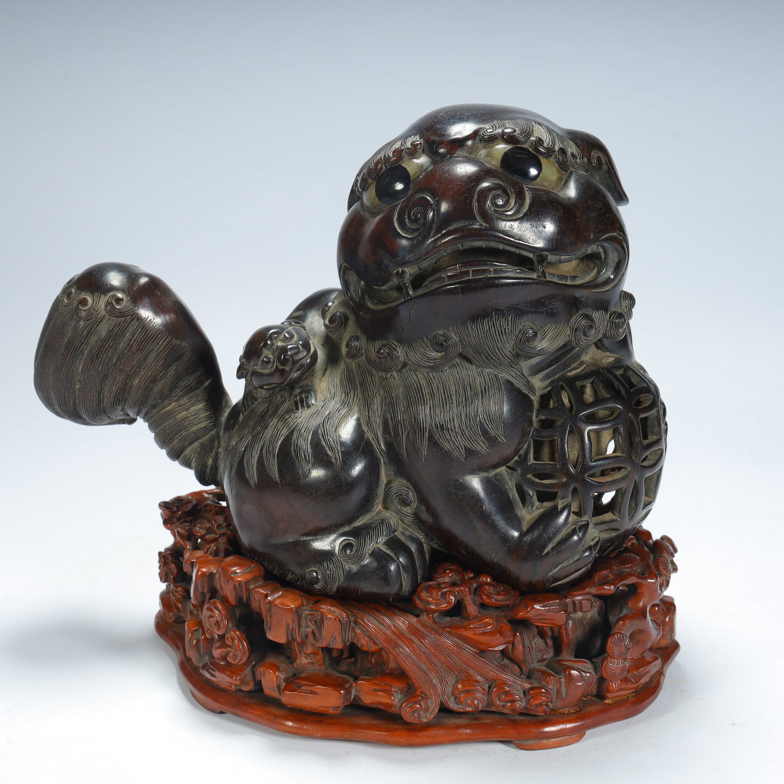 A Qing Dynasty rosewood carved lion ornament: Qing Dynasty rosewood carving Taishi and Young Lion ornaments SIZE: H:22cm L:25cm W:17cm W:2.7kg (The Dimensions Of All Batches Are Manually Measured.If You Need More Detailed Information, Please Cont