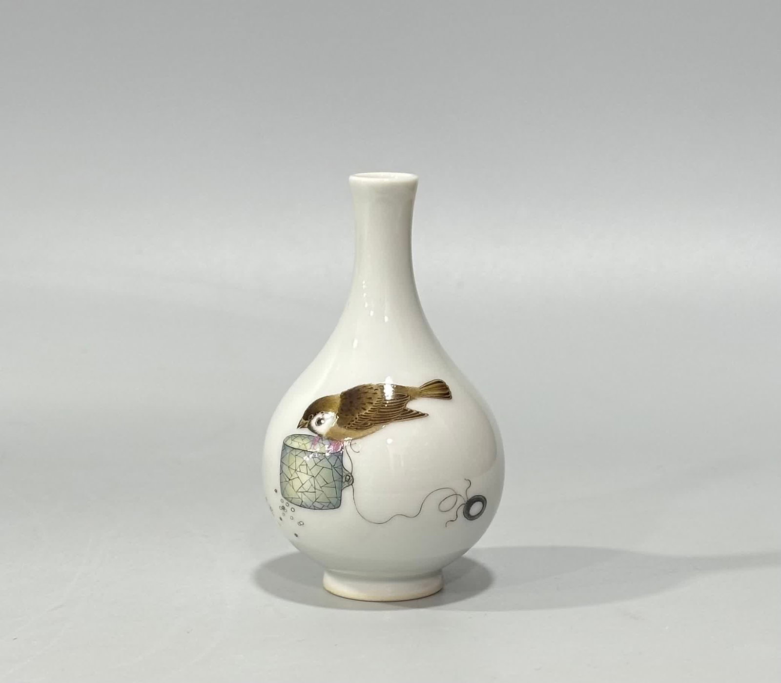 A small gall bottle of Qing Yongzheng enamel colorful bird fun picture: Qing Yongzheng enamel colorful bird fun picture small gall bottle SIZE: H: 8.5cm Belly diameter 4.8cm (The Dimensions Of All Batches Are Manually Measured.If You Need More Detailed Information,