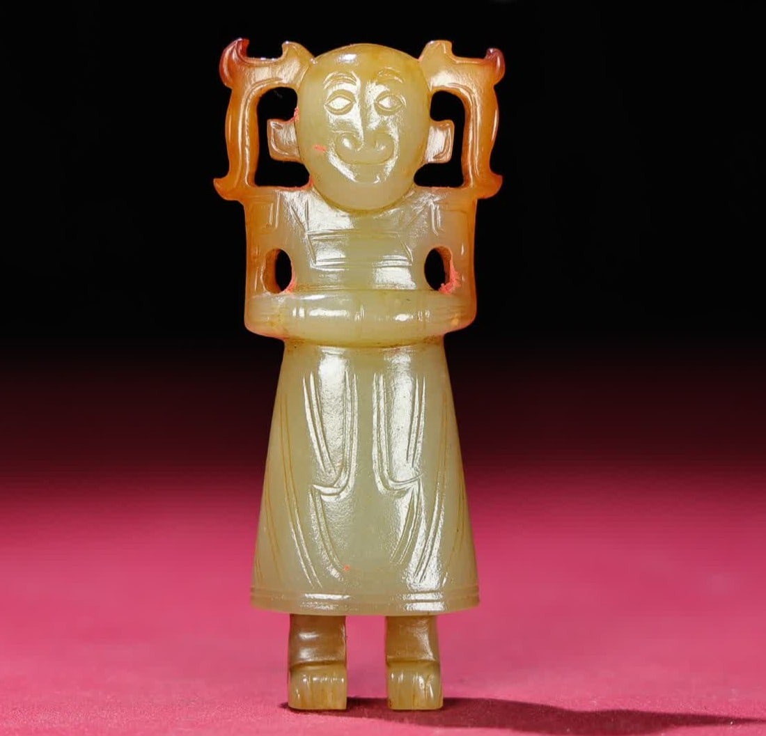 A piece of Han Dynasty jade kneeling: Han Dynasty jade kneeling man SIZE: 80x35x14mm W:51g (The Dimensions Of All Batches Are Manually Measured.If You Need More Detailed Information, Please Contact Our Customer Service Before Bidding.)