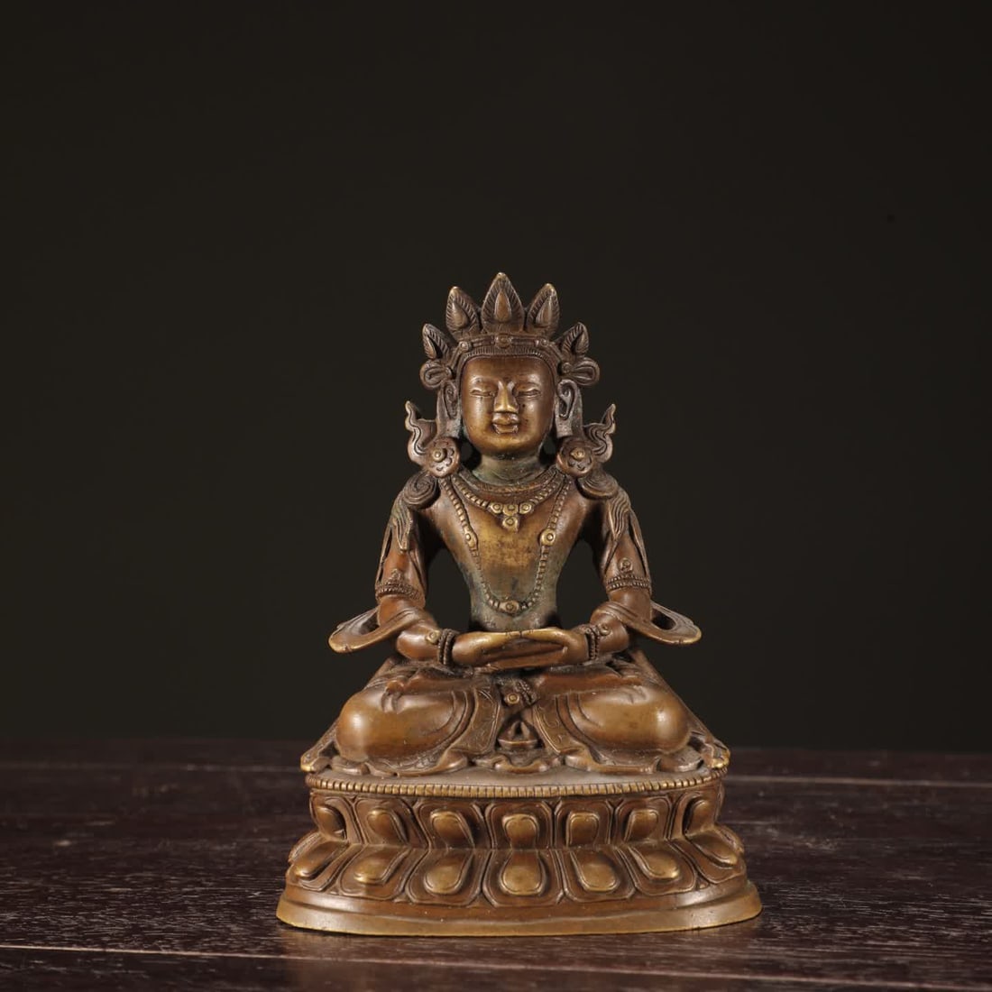 A seated statue of the Buddha of Infinite Life in the bronze tire of the Ming Dynasty: Ming Dynasty Bronze Tire Infinite Life Buddha Seated Statue Infinite Life Buddha Also known as Infinite Light Buddha, Amitabha Buddha and other Mahayana scriptures record that the Infinite Life Buddha