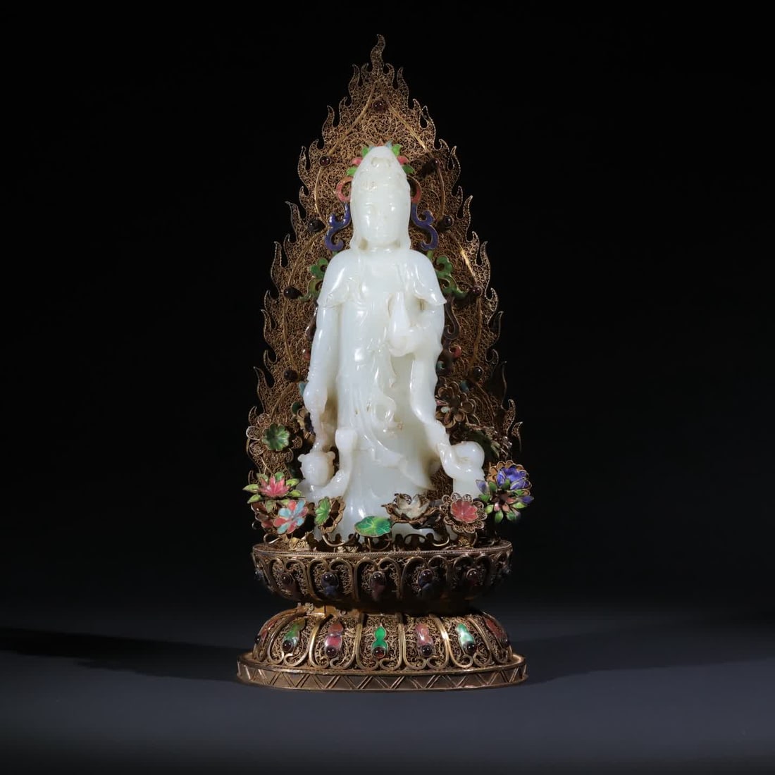 A pure silver gilt statue of Qing Dynasty white jade Guanyin sending children in the original: Qing Dynasty White Jade Guanyin Sterling Silver Gilded Statue Mahogany Original Box The main body of this statue is carved from Hetian white jade, the jade is condensed and clean, the oil is lustrous