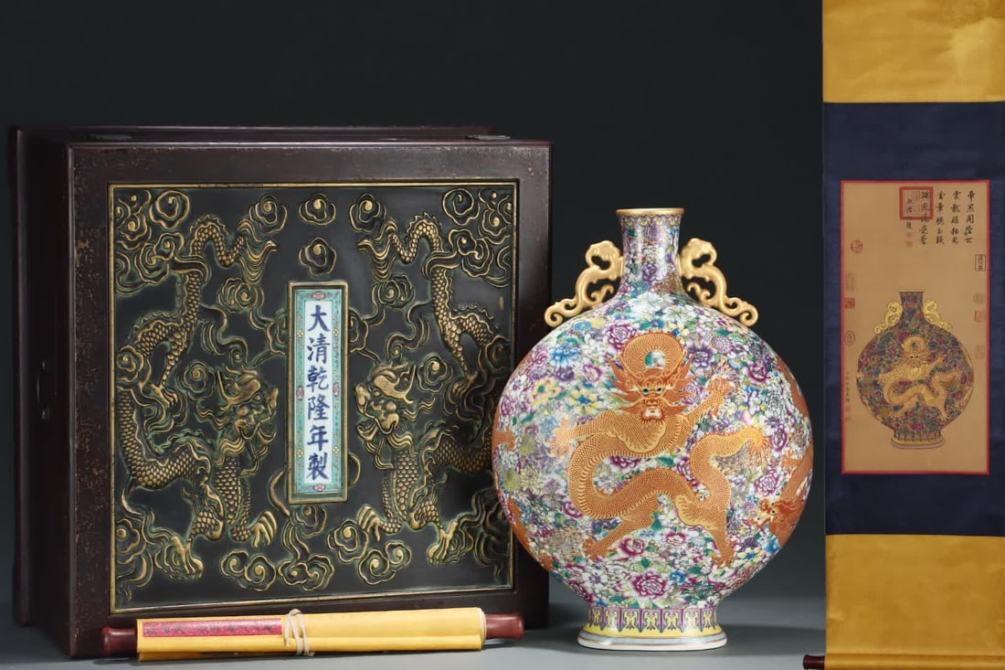 A Qing Qianlong era enamel color alum red dragon pattern gold-painted amphora flat vase Lang Shining: Qing Qianlong year enamel color hundred flowers alum red dragon pattern gold-painted amphora flat vase Lang Shining - silk calligraphy and painting SIZE: Painting Core66x33cm Porcelain H: 54.5cm Belly