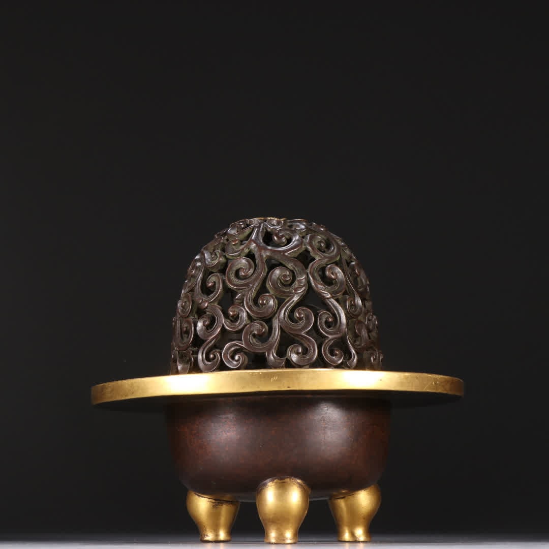 A Qing Dynasty copper gilt three-legged aroma burner: Qing Dynasty copper gilt three-legged aromatherapy stove SIZE: H:11cm W:12.3cm W:894.9g (The Dimensions Of All Batches Are Manually Measured.If You Need More Detailed Information, Please Contact Our C
