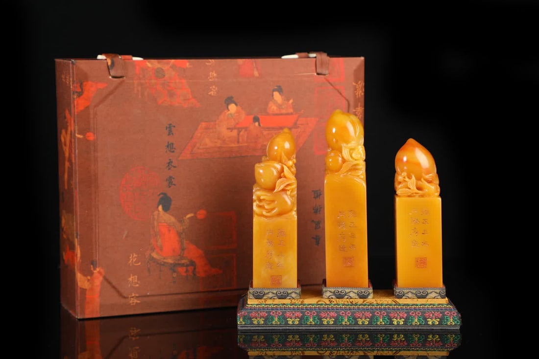 A set of Qing Dynasty Shoushan stone fine gold field yellow seal: Qing Dynasty Shoushan stone best Jintian yellow seal set of ornaments made of superior Shoushan Jintian yellow stone rare overall gold color The color is warm as jade The mechanism is delicate and oil