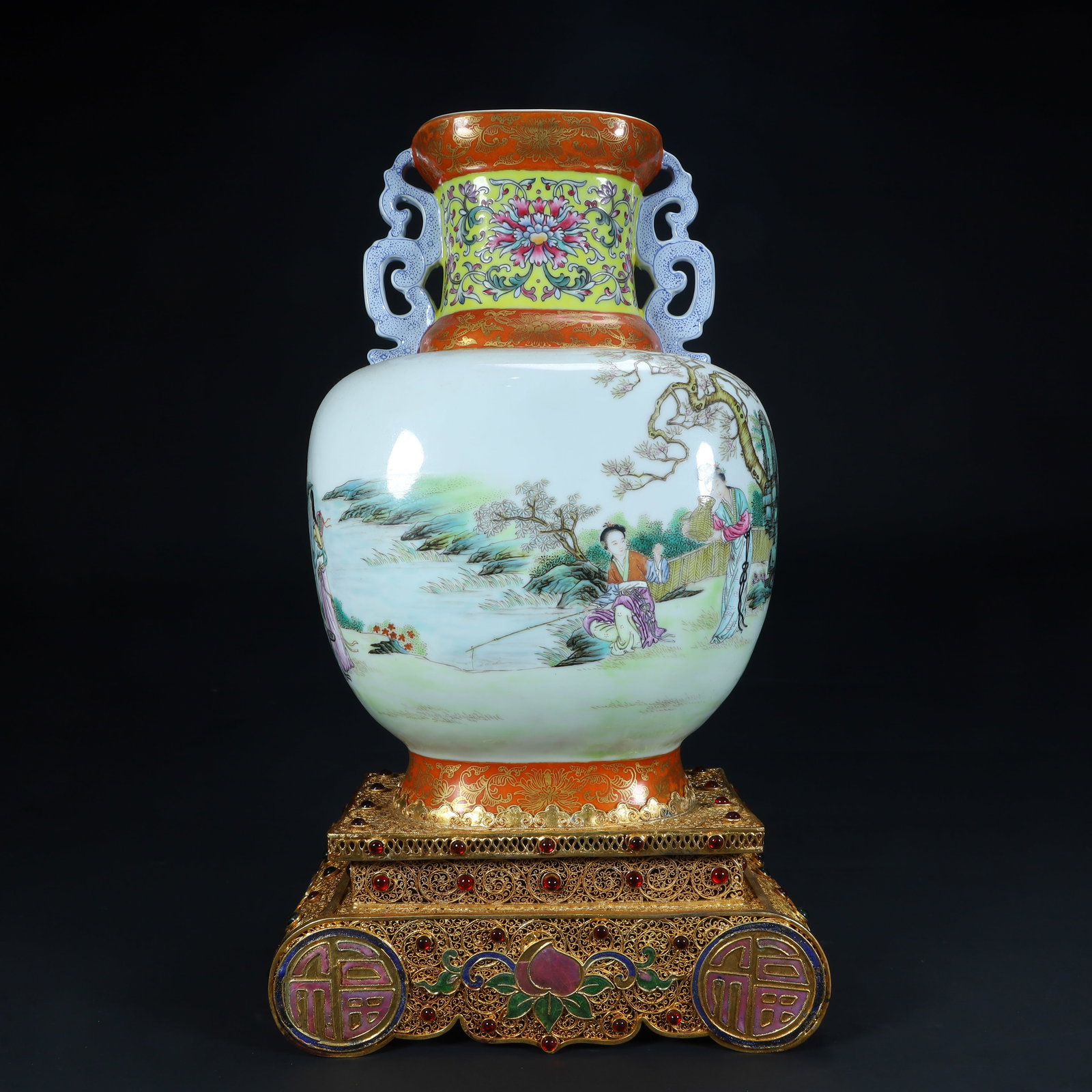 A double-series bottle of Qing Dynasty pastel porcelain with gilded inlaid base: Qing Dynasty pastel porcelain with gilded inlaid base double series bottle SIZE: H:37.5cm L:22cm W:13cm W:4.5kg (The Dimensions Of All Batches Are Manually Measured.If You Need More Detailed Informati