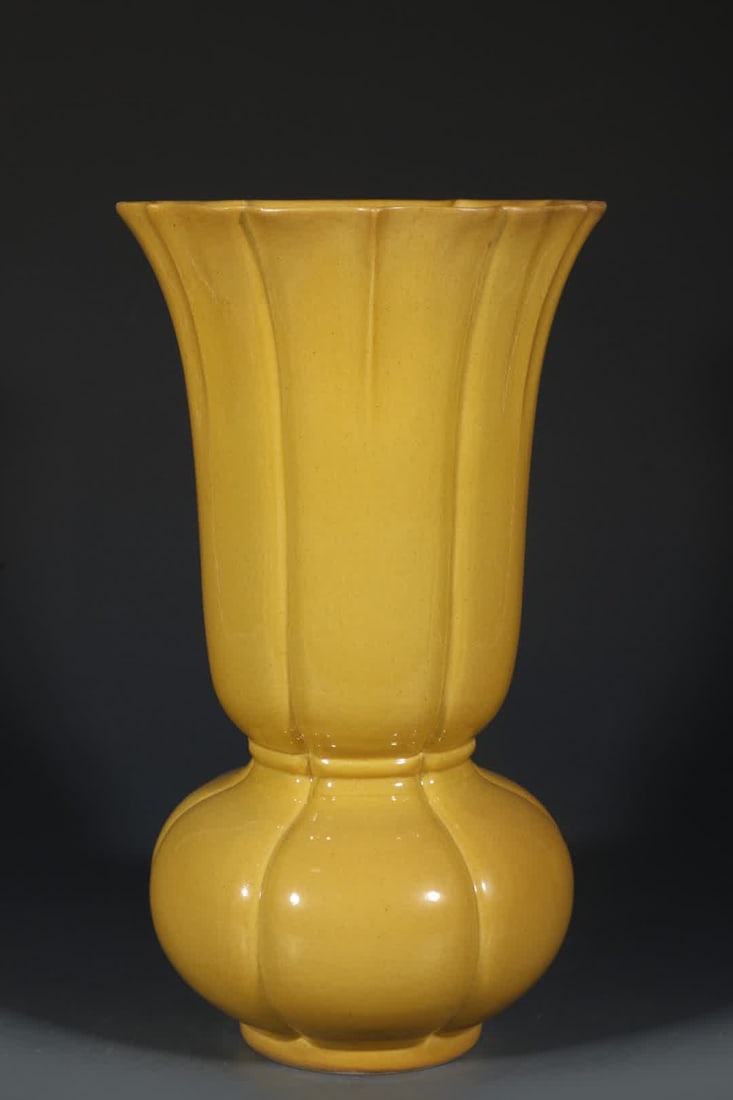 A Qing Guangxu delicate yellow glazed cabbage (Baicai) flower cup: Qing Guangxu delicate yellow glazed cabbage (Baicai) flower cup SIZE: H:31cm W:17.8cm (The Dimensions Of All Batches Are Manually Measured.If You Need More Detailed Information, Please Contact Our Cus