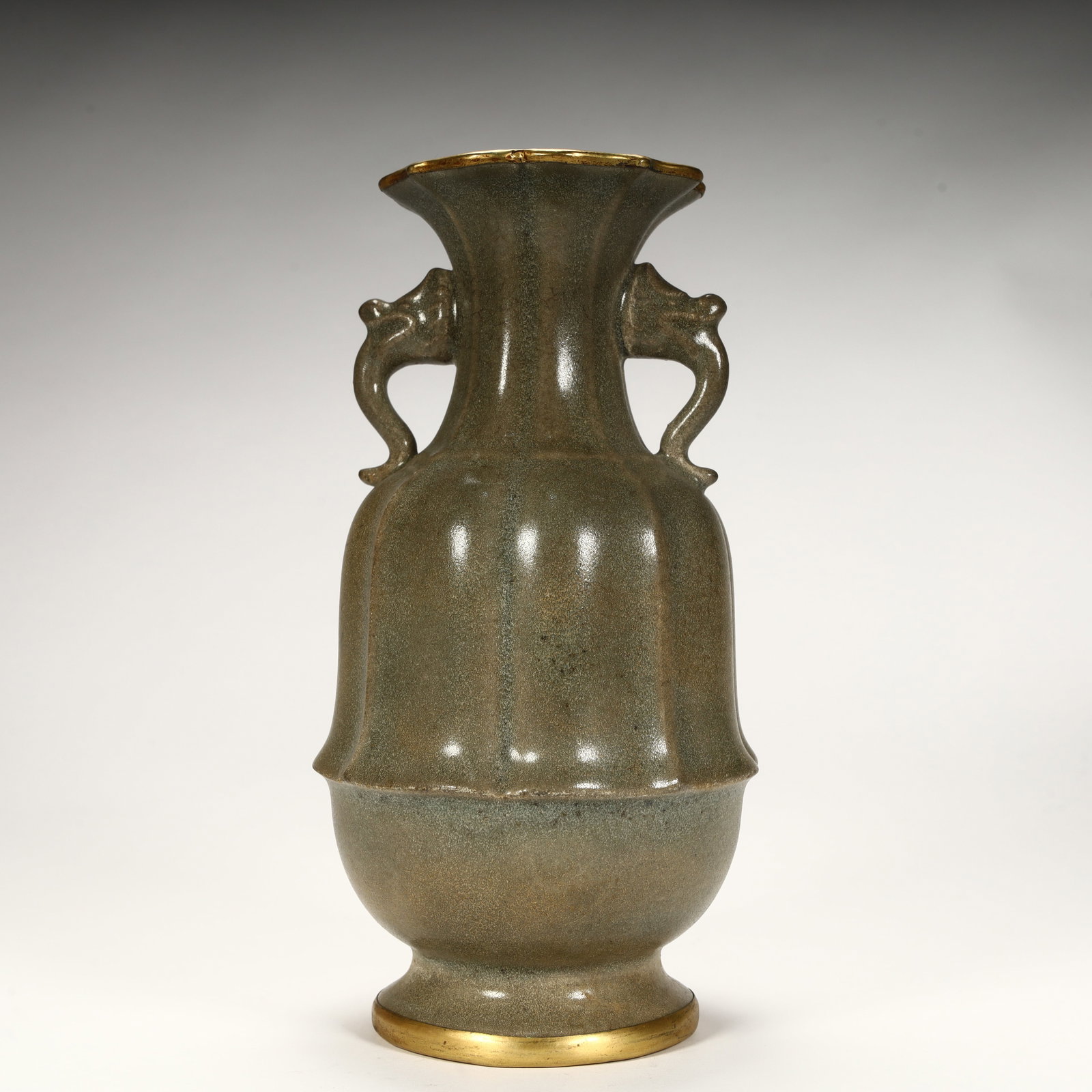 A piece of celadon bottle: It is a Song Dynasty furnishing or sacrificial vessel, reflecting the superb level of the combination of porcelain craftsmanship and metal decoration at that time SIZE: H:19cm L:9cm W:9cm W:302g (The