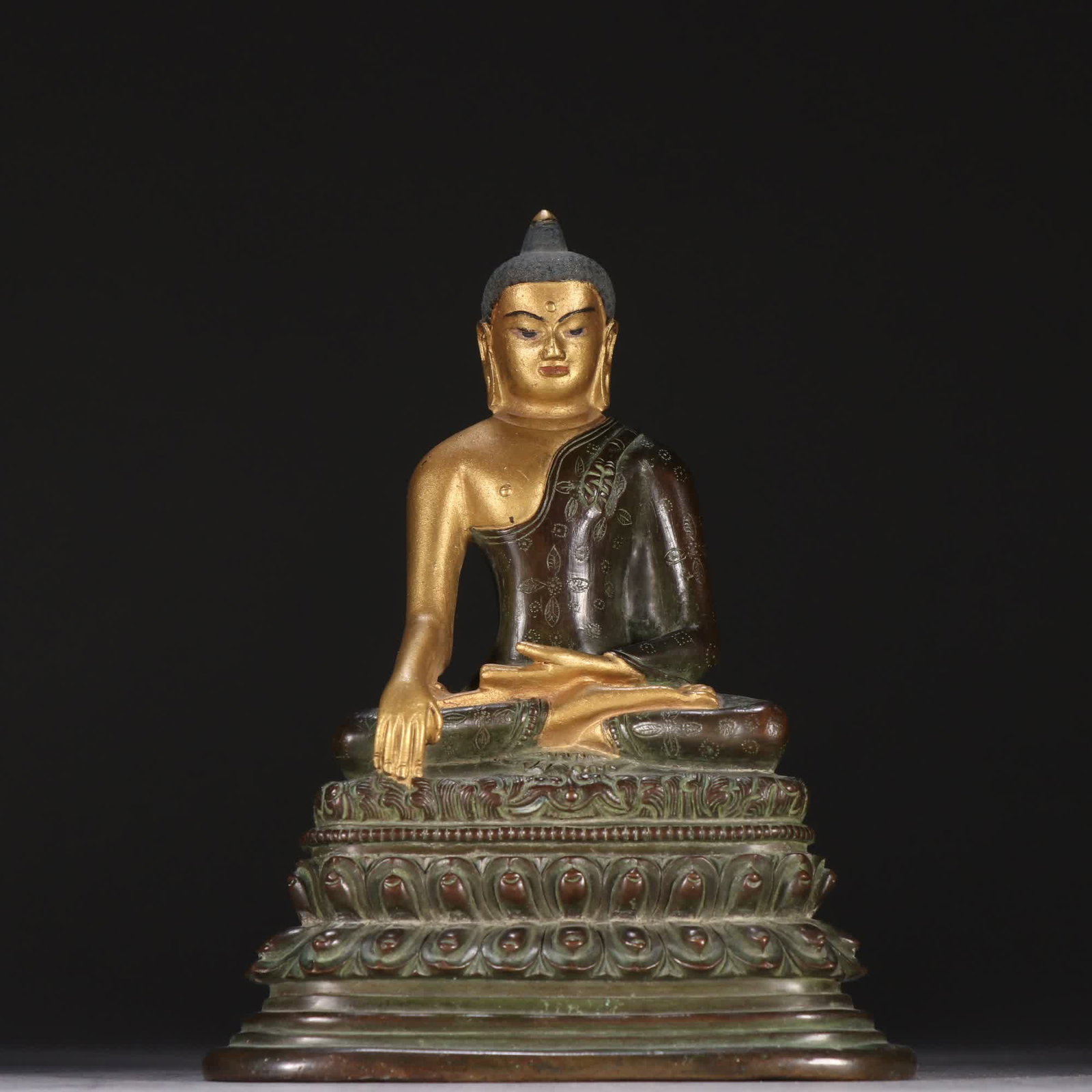 A Qing Dynasty copper clay gold Shakyamuni statue: Qing Dynasty copper clay gold Shakyamuni statue SIZE: H:14cm W:10.7cm W:786.4g (The Dimensions Of All Batches Are Manually Measured.If You Need More Detailed Information, Please Contact Our