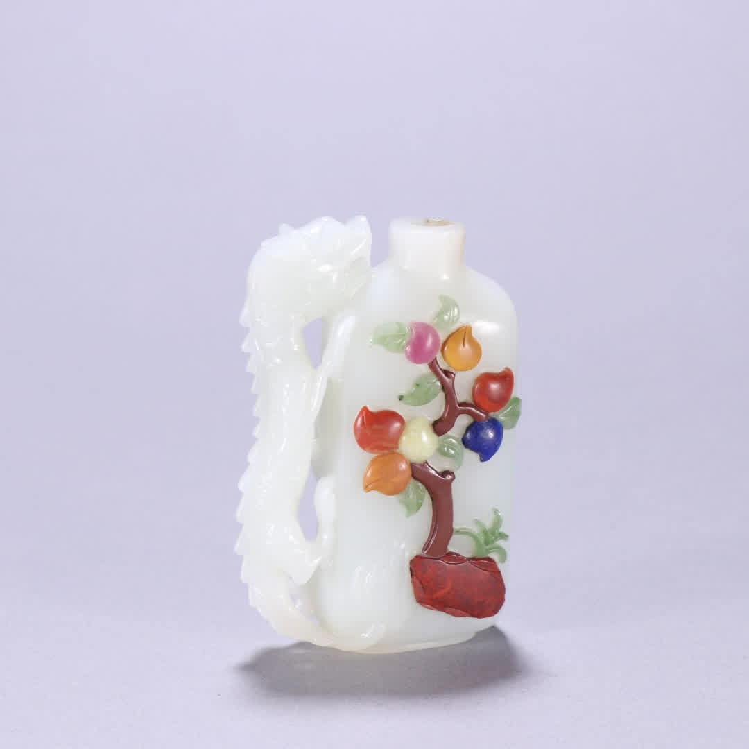 A Qing Dynasty Hetian jade inlaid treasure high relief dragon pattern snuff bottle: Qing Dynasty Hetian jade inlaid treasure high relief dragon pattern snuff bottle SIZE: H:8cm W:5.1cm W:128.7g (The Dimensions Of All Batches Are Manually Measured.If You Need More Detailed Information