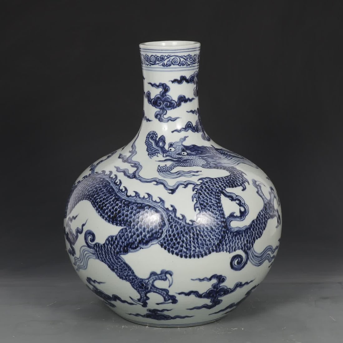 A Ming Yongle blue and white dragon pattern heavenly ball vase: Ming Yongle blue and white dragon pattern sky ball vase SIZE: H: 44cm mouthD: 9.5cm Belly diameter 34cm (The Dimensions Of All Batches Are Manually Measured.If You Need More Detailed Information, Plea