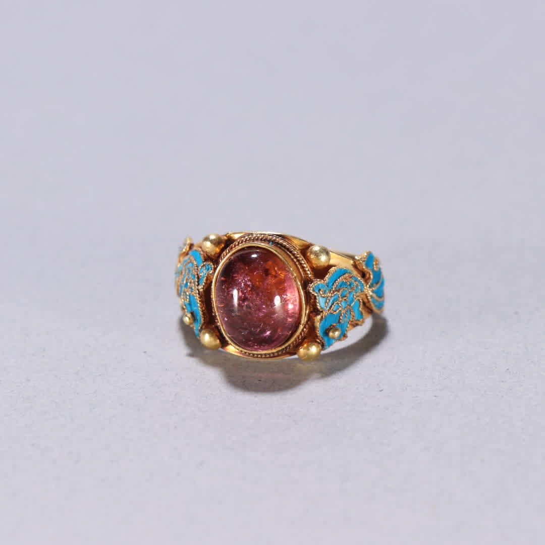 A Qing Dynasty silver-gilt tourmaline dotted emerald double fishes ring: Qing Dynasty silver-gilt tourmaline dotted emerald double fish pattern ring SIZE: Inner diameter 1.9cm W: 8g (The Dimensions Of All Batches Are Manually Measured.If You Need More Detailed Information,