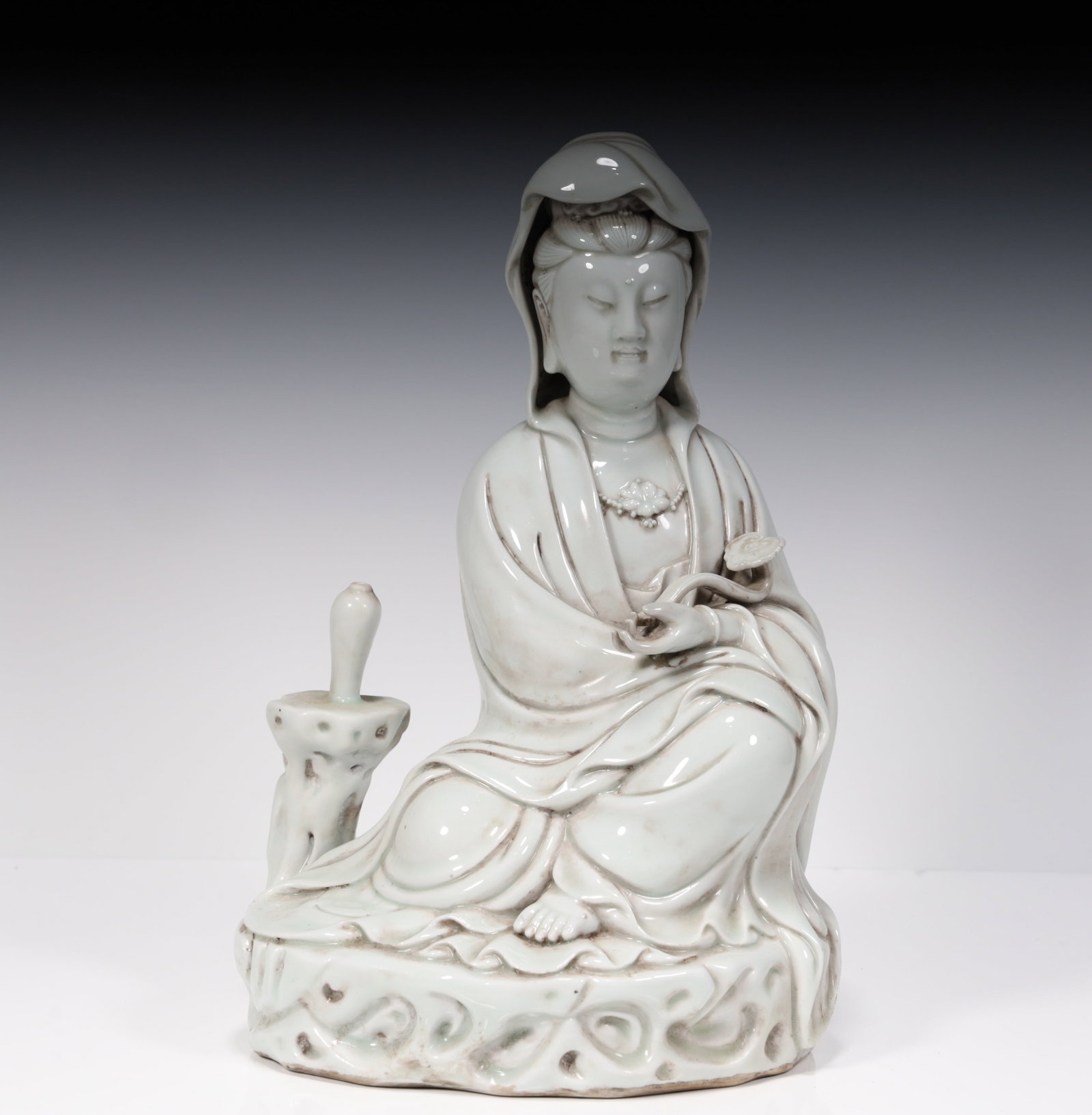 A piece of Dehua kiln Ruyi Guanyin: Dehua kiln Ruyi Guanyin L:18cm W:15cm H:31cm W:1.19kg (The Dimensions Of All Batches Are Manually Measured.If You Need More Detailed Information, Please Contact Our Customer Service Before Bidding.)
