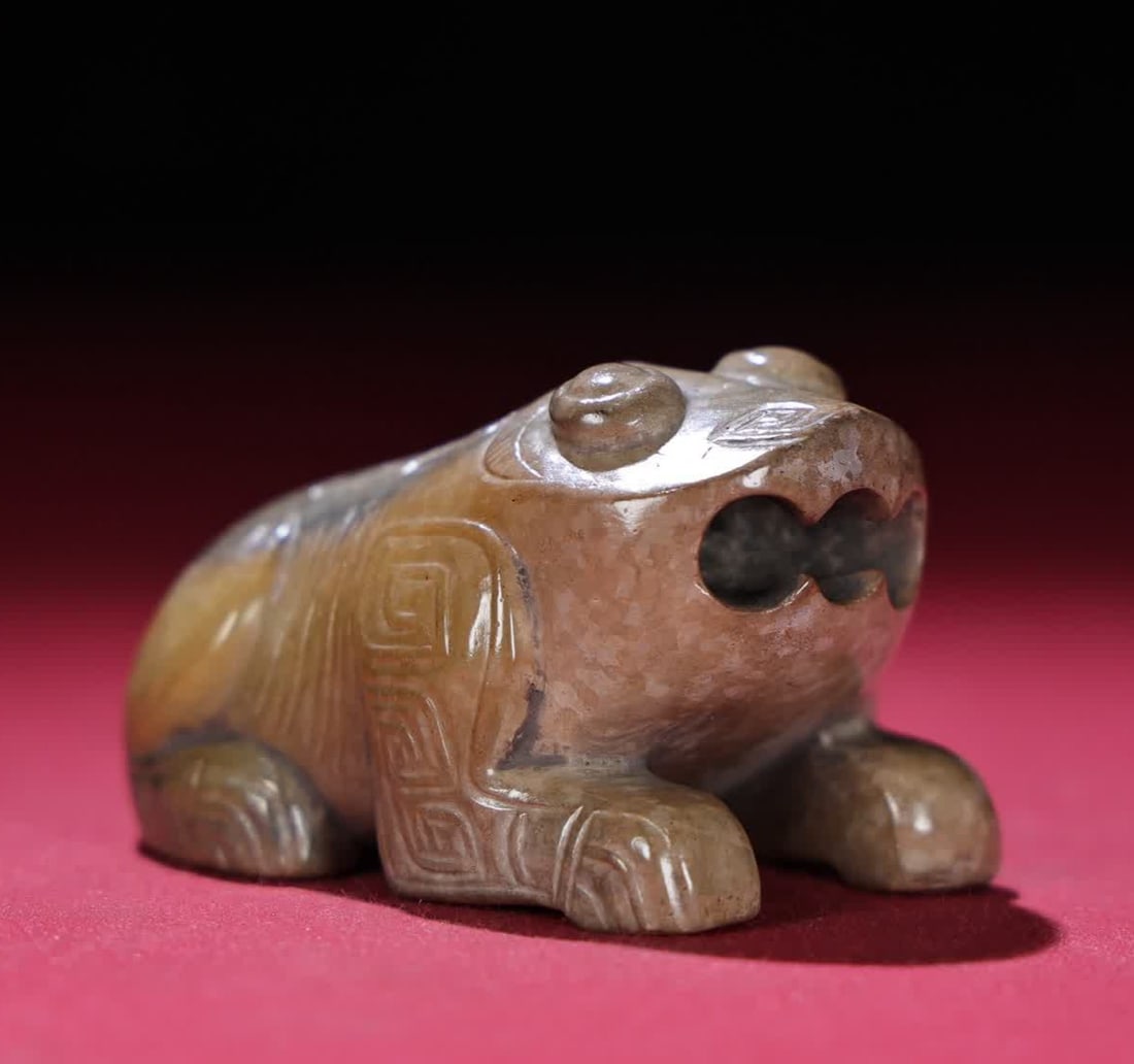 A piece of Han Dynasty jade frog handle: Han Dynasty jade frog handle SIZE: 62x41x35mm W:138g (The Dimensions Of All Batches Are Manually Measured.If You Need More Detailed Information, Please Contact Our Customer Service Before Bidding.)
