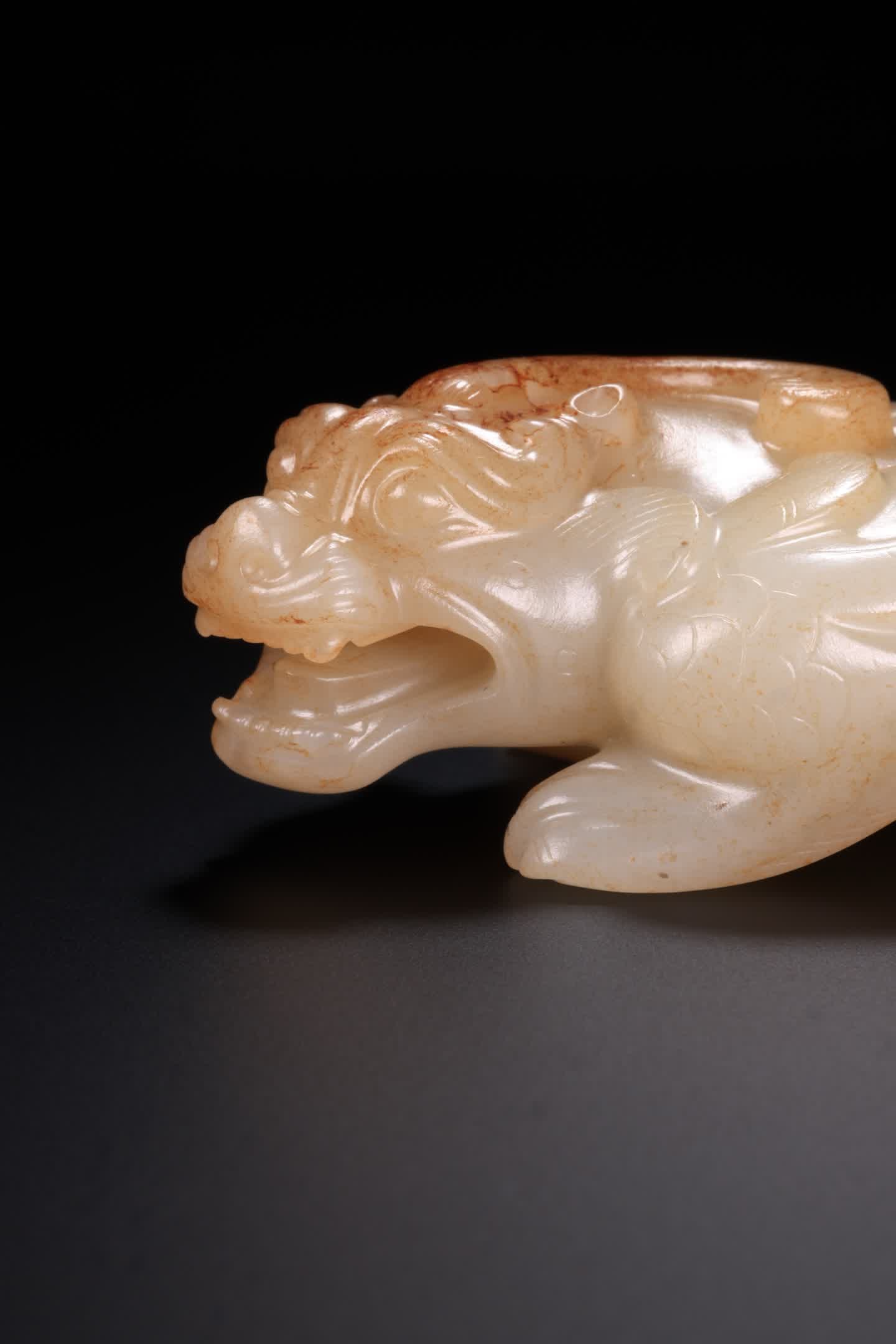 A Han Dynasty jade beast - 4
